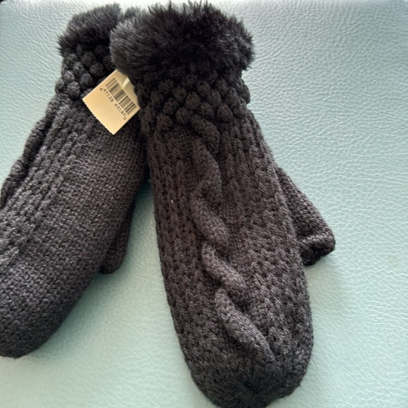 Cable Knit Fluffy Mittens - Picture 2 of 3